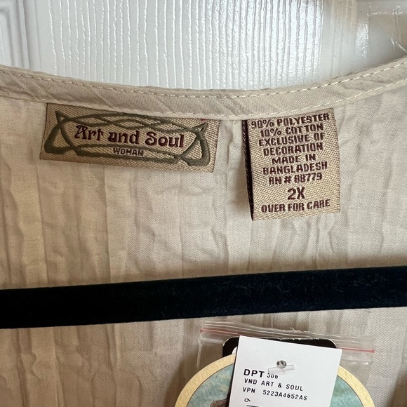 Plus size sleeveless blouse - Picture 5 of 5